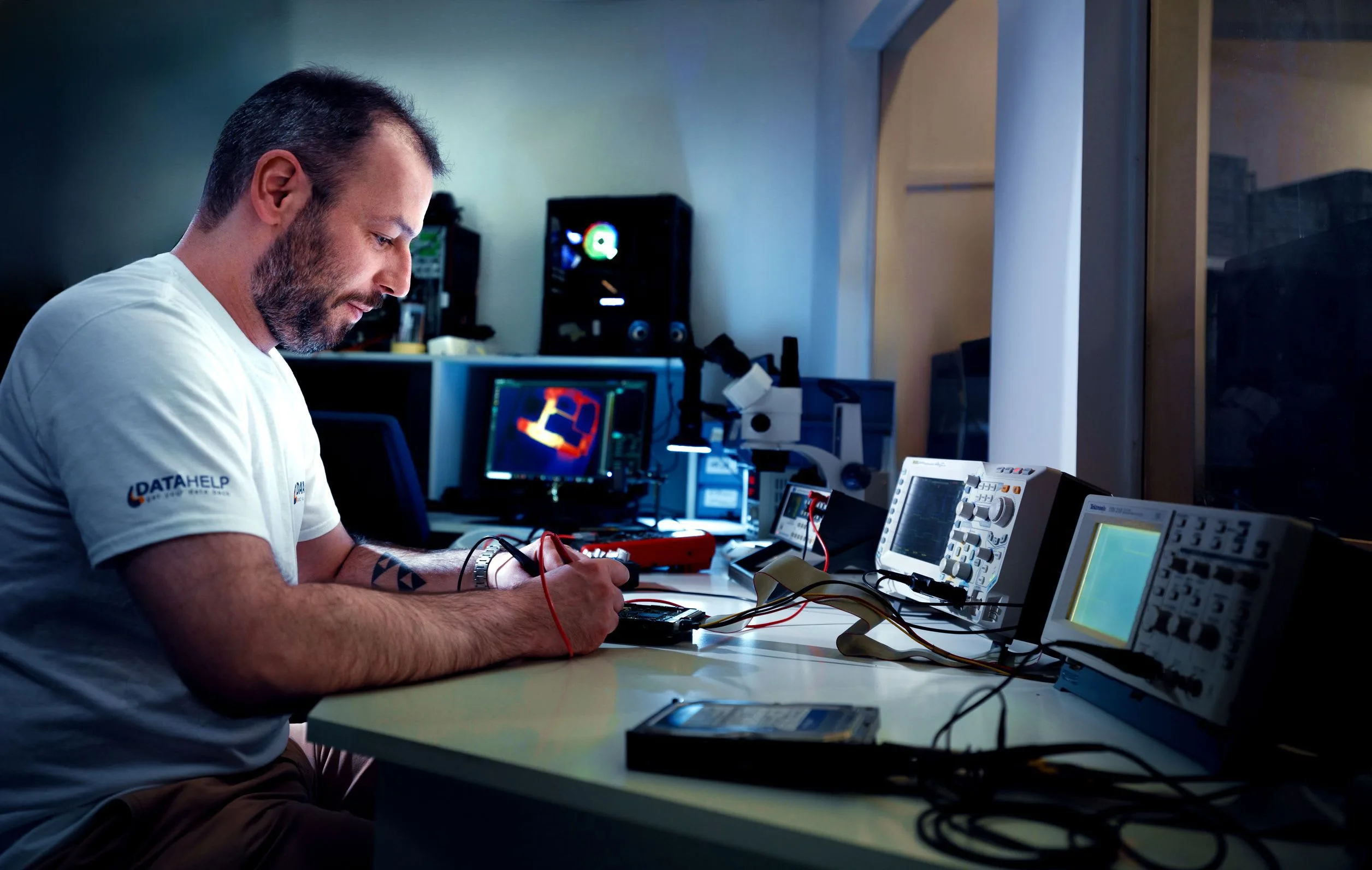 Technik diagnostikuje elektroniku disku osciloskopem