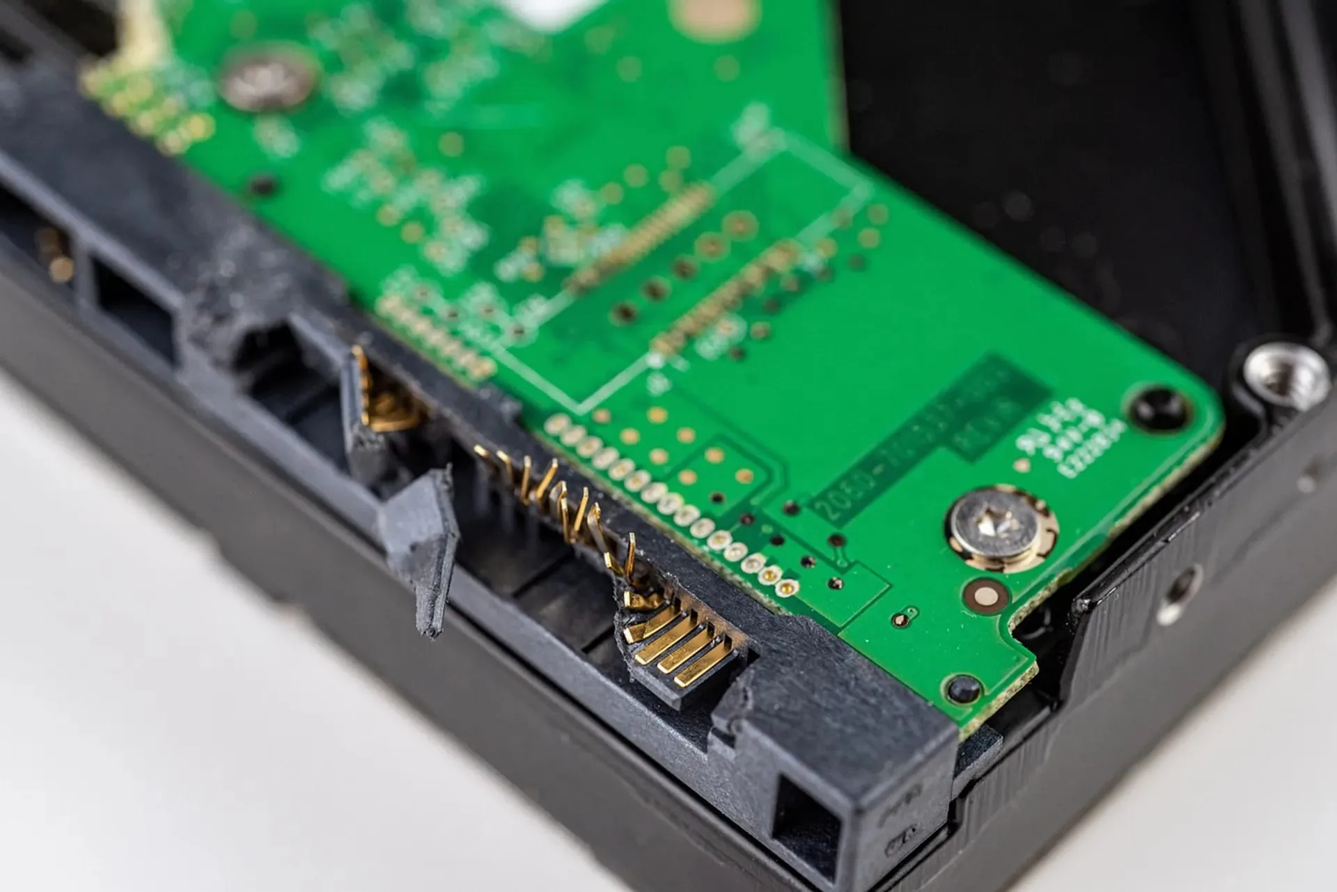 Detail poškozeného konektoru pevného disku