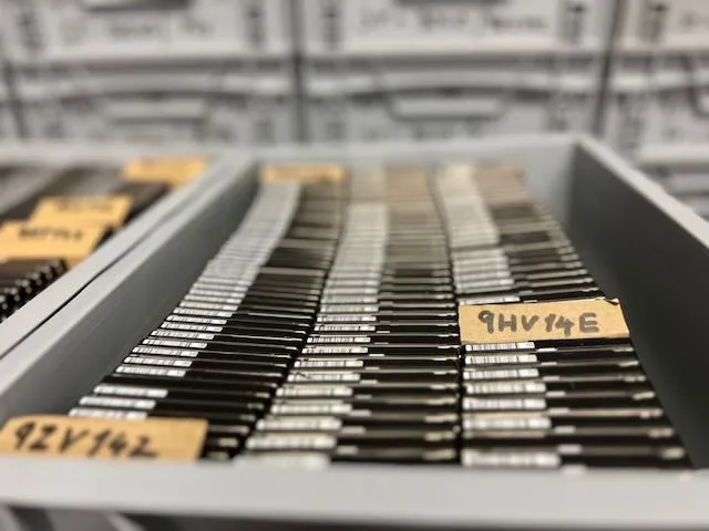 Sklad donor plotniček v šuplících s popisky modelů