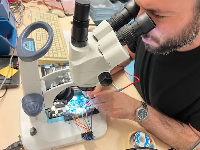 Technik páje PCB flash paměti pod mikroskopem