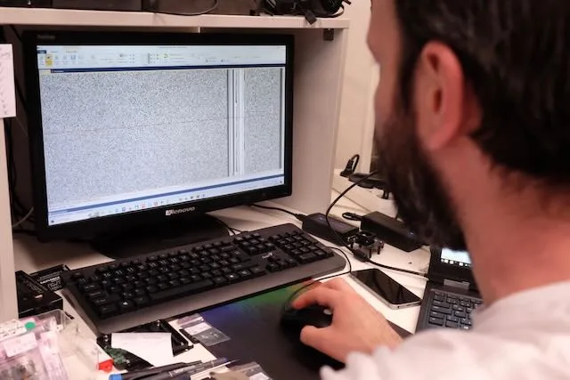 Technik u monitoru analyzuje data z poškozeného disku